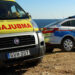 Una vettura della polizia e un'ambulanza