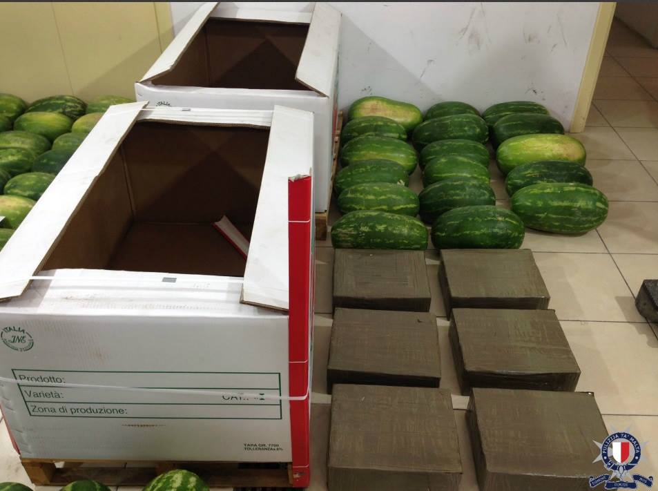 droga sequestrata nascosta tra la frutta