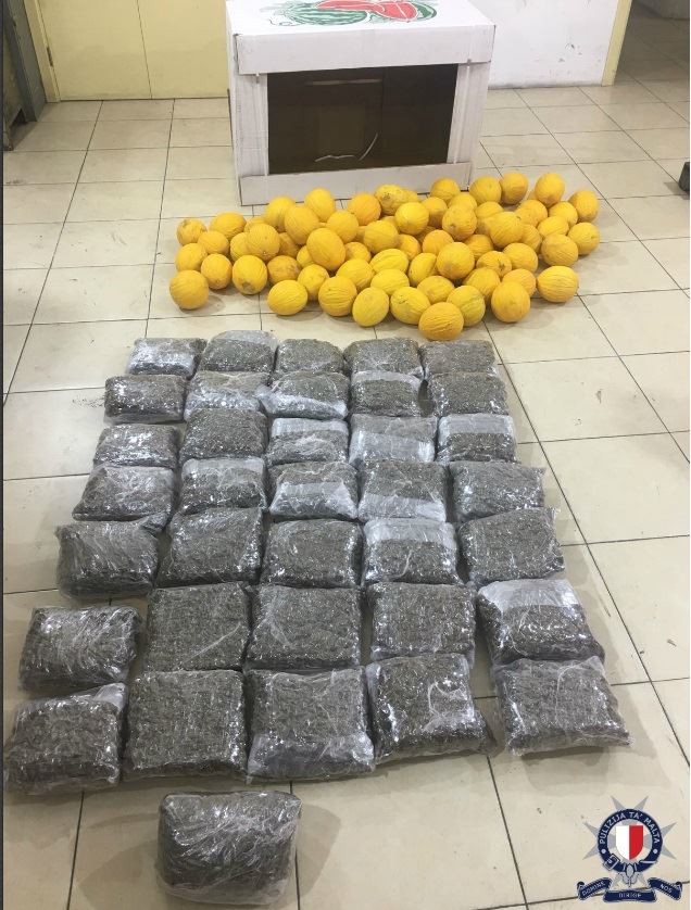 droga sequestrata nascosta tra la frutta