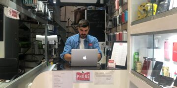Supernova DOCG presenta: Phone Repair, quando una piccola lampada di Aladino è capace di grandi poteri