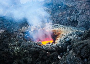 L’Etna scivola verso sud, e gli scienziati avvertono: “Rischio tsunami a Malta”