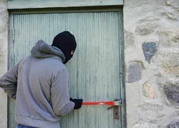 Simboli sospetti lasciati sui portoni di casa, la polizia indaga