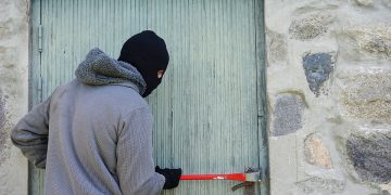 Simboli sospetti lasciati sui portoni di casa, la polizia indaga
