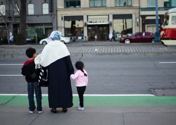 migranti famiglia poveri strada