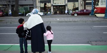 migranti famiglia poveri strada