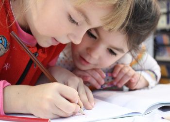 Orecchini e piercing da questa settimana vietati nelle scuole maltesi