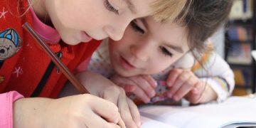 Orecchini e piercing da questa settimana vietati nelle scuole maltesi