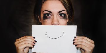 Violet: il servizio di supporto online per le vittime di violenza (anche in lingua italiana)