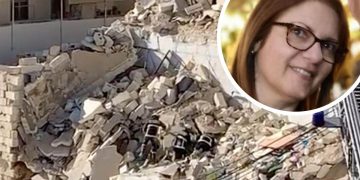 Crolla un edificio a Santa Venera: una donna sepolta sotto le macerie