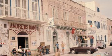 Pandemia e gru, a St. George’s Bay  “muore” lo storico Andrew’s Bar