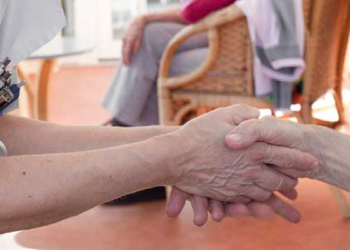 «Fateci uscire da questa prigione»: il grido disperato degli anziani nelle case di cura