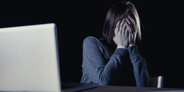 Diffonde video hot della ex fidanzata, ma lei lo perdona: il giudice gli infligge 4mila euro di multa invece del carcere