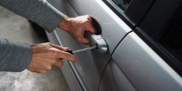 Furti d’auto e moto: in un anno spariti 250 veicoli, ma la polizia ne recupera solo la metà