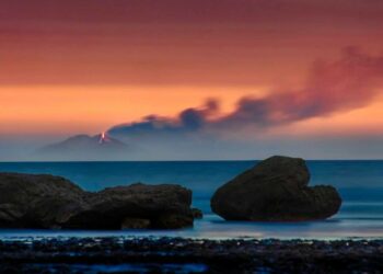 Lo spettacolo dell’Etna che erutta fotografato da Gozo. E i vulcanologi dedicano la “fontana” a Franco Battiato