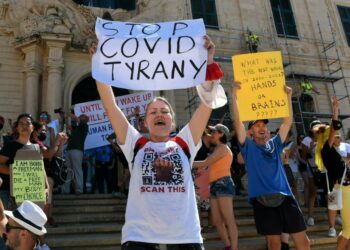 La rabbia dei no vax: in piazza contro il governo e la “dittatura medica”
