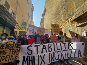 «Una giungla di cemento costruita dagli schiavi»: i migranti scendono in piazza per rivendicare i propri diritti