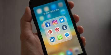 Whatsapp, Facebook e Instagram giù: le app di Zuckerberg sono in tilt
