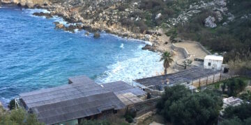 Le violenti mareggiate inghiottono la spiaggia di Paradise Bay