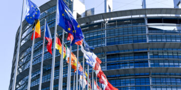 Passaporti d’oro, un “fenomeno di parassitismo”: il Parlamento Europeo vota per lo stop alla vendita della cittadinanza