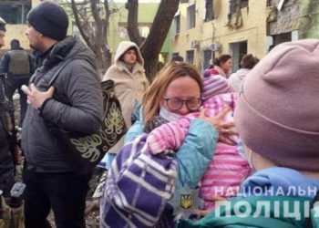 Ucraina, Guerra di fake news sulle macerie dell’ospedale pediatrico di Mariupol bombardato da raid aereo