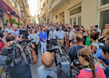 «Nessuno tocchi Mallia», in centinaia in piazza contro il licenziamento-scandalo del preside