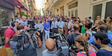 «Nessuno tocchi Mallia», in centinaia in piazza contro il licenziamento-scandalo del preside