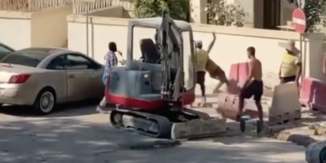 Botte tra operai a Msida; la scena finisce in un video