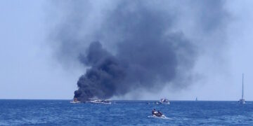 Incendio al largo di Qawra Point, barca avvolta dalle fiamme