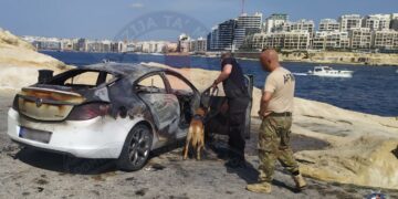 Auto in fiamme a Marsaxmett, quarantunenne in gravi condizioni