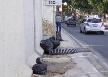 Zabbar invasa da spazzatura e vespe, tra strade poco sicure per i pedoni e gruppi di ragazzi “fastidiosi”