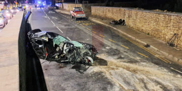 Perde il controllo dell’auto e si schianta contro un muro, 27enne in pericolo di vita