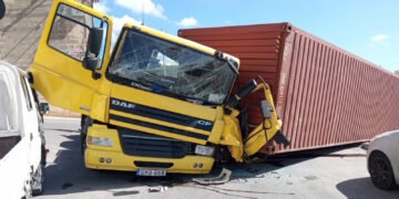 Container si ribalta a Qormi, traffico in tilt