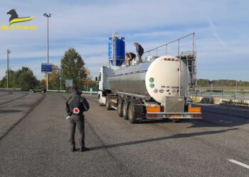 Guardia di Finanza ferma un camion carico di gasolio da contrabbando - @Guardia di Finanza