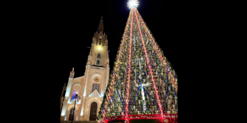 Nella piazza di Ghajnsielem torna a risplendere l’albero di Natale composto da cinquemila bottiglie di vetro