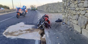 Perde il controllo della moto e si schianta contro un muro a Rabat: centauro gravemente ferito