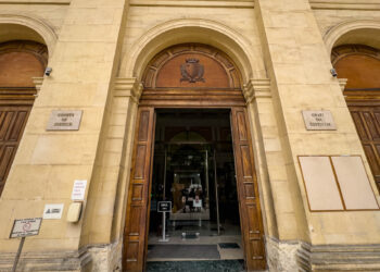 Tentato omicidio a Paola, l’aggressore: «Una voce mi ha detto di accoltellare mio cognato»