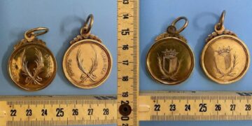 Si spaccia per funzionario governativo e sottrae medaglie d’oro dal Museo Marittimo: nei guai un 25enne di Cospicua