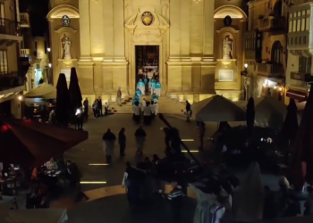 Arciprete denuncia “l’anarchia” di tavoli e sedie nella piazza di Victoria: «tutti gli ingressi bloccati abusivamente»