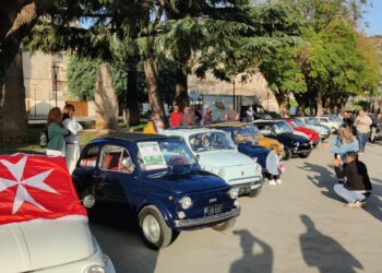 La “passione” dei maltesi per la Fiat 500 sbarca in Sicilia per il raduno di Siracusa