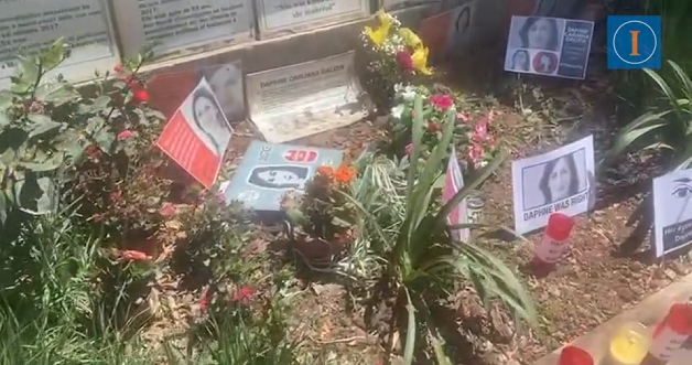 Frame dal video del The Independent che mostra il memoriale danneggiato dalla folla presente fuori dal tribunale - credit: The Independent