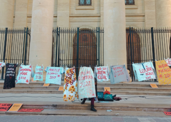 Folla riunita davanti al tribunale per la giornata internazionale contro la violenza sulle donne