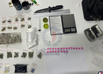Soldi, droga e strumenti per confezionare le dosi: diciannovenne in manette