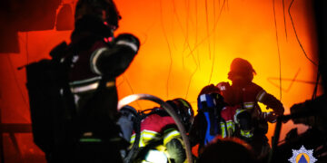 Vigili del fuoco spengono incendio in un capannone a Santa Venera
