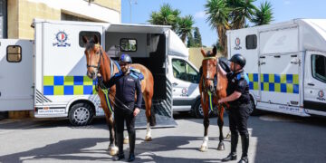La polizia a cavallo si rinnova con due nuovi cavalli dall’Irlanda e mezzi specializzati