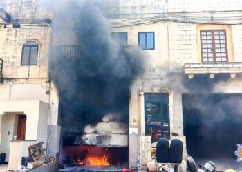 Incendio in un’officina a Ghaxaq: Vigili del Fuoco domano le fiamme
