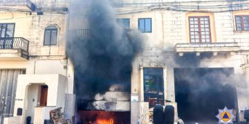 Incendio in un’officina a Ghaxaq: Vigili del Fuoco domano le fiamme