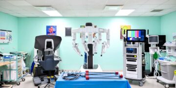 Oltre 100 interventi con chirurgia robotica in un anno al Mater Dei: obiettivo 300 entro il 2026