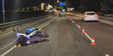 Auto travolge motociclista e fugge: 21enne gravemente ferito
