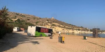 Dal capolinea al bagnasciuga: autobus finisce in spiaggia a Gnejna Bay