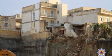 Crollano strutture vicino a un cantiere a Victoria: scatta lo stop ai lavori